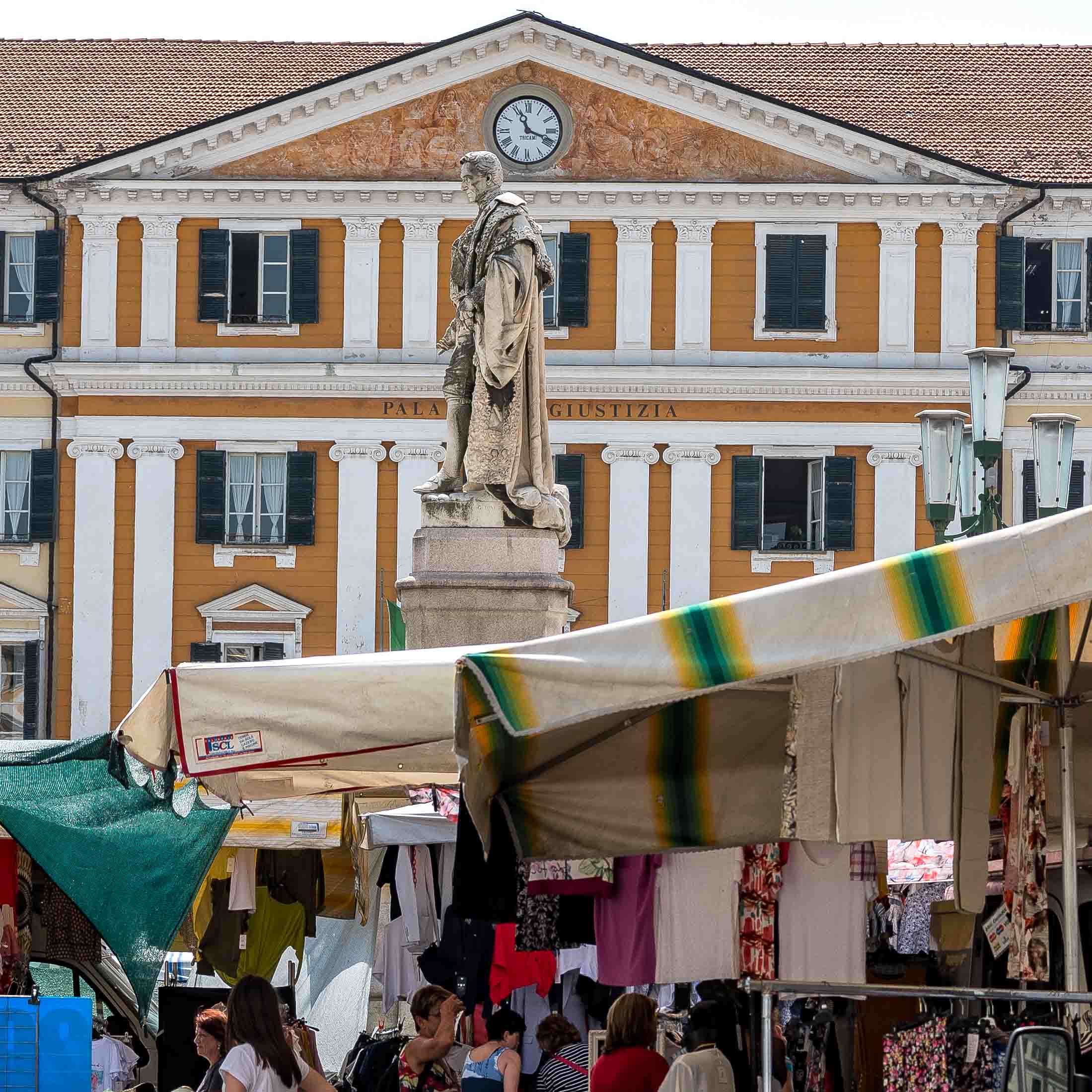 Sapori e Saperi: Tour del Centro Storico e Degustazioni al Mercato